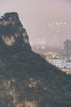 广西柳州市雾中的山与城市建筑