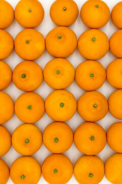 俯拍一箱橘子