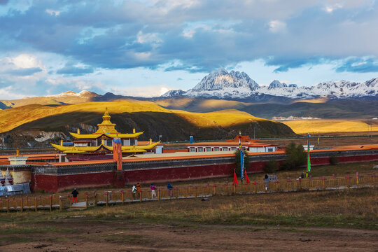 中国西藏塔公草原和寺庙雪山