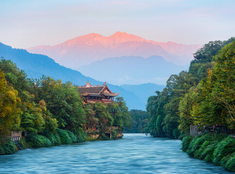 都江堰宝瓶口日照金山