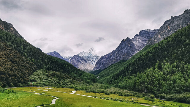 夏诺多吉雪山