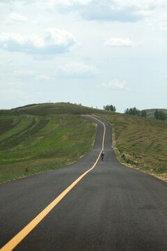 一条长长的公路通往山顶
