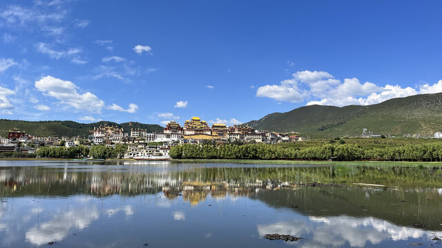 湖面上松赞林寺的倒影