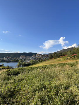 连绵山脉间的湖泊寺庙