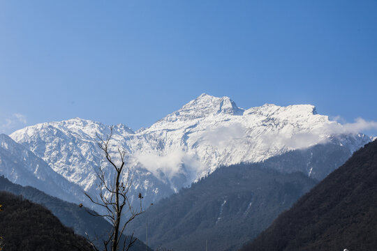 四川甘孜磨西古镇雪山风景