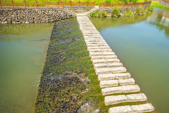 泰顺山涧溪流石道