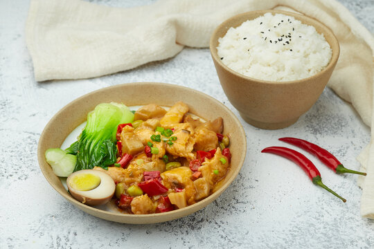 美味香辣鸡肉饭