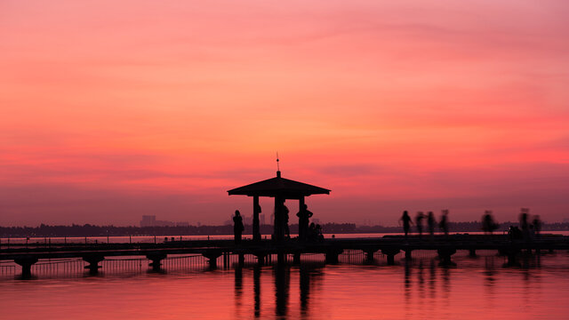 东湖听涛景区朝霞