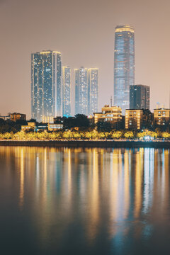 柳州摩天大楼和江滨夜景