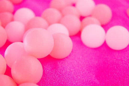 粉色沙滩上的粉色小球白色小球