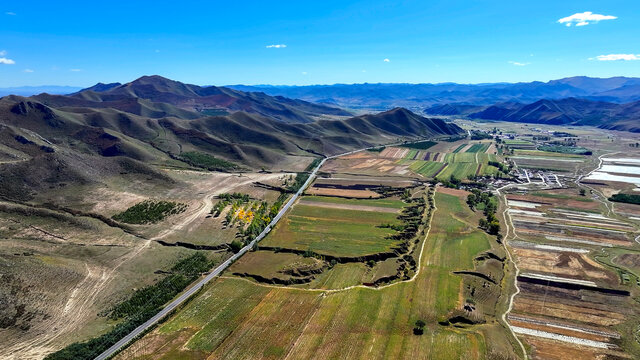 航拍广阔的山脉山路田地