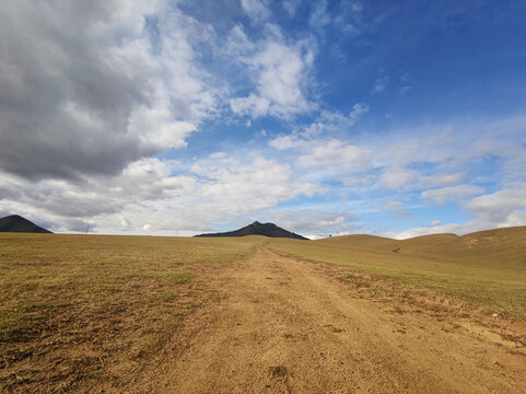 草原山坡土路