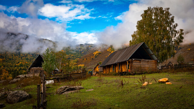 新疆北疆小山村风光