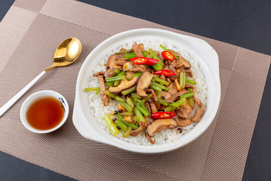 芹菜肉丝煲仔饭