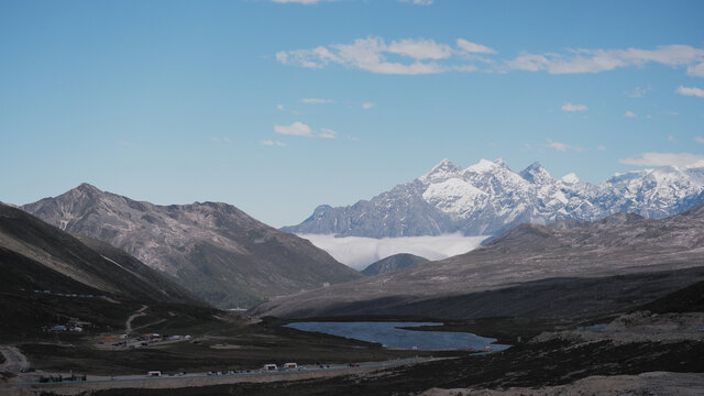 红海子与雅拉雪山