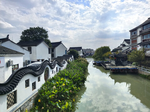 古镇沿河人家