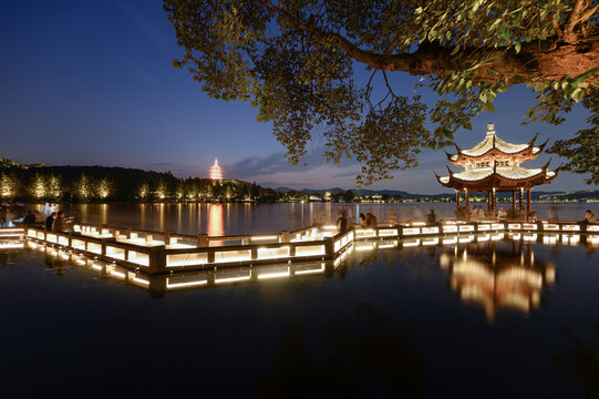 杭州雷峰塔夜景