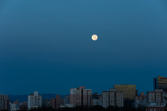 都市上空一轮圆月