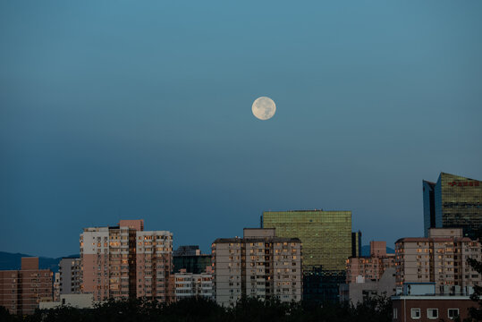 都市上空一轮圆月