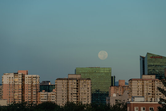 都市上空一轮圆月