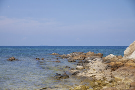 岩石海岸蓝天白云与湛蓝大海