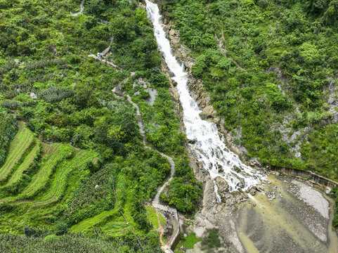 航拍贵州六盘水滴水岩瀑布