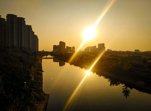 城市河流夕阳