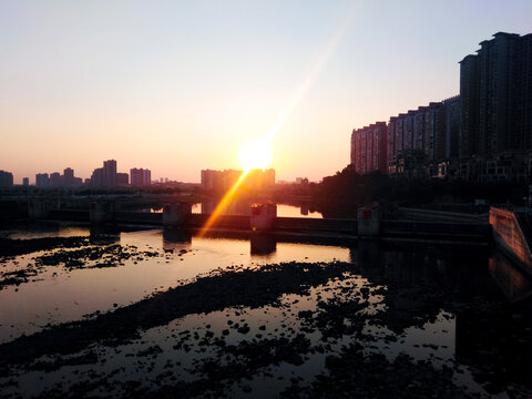 城市水坝夕阳