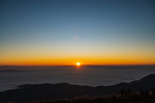 日出和山之间的云海