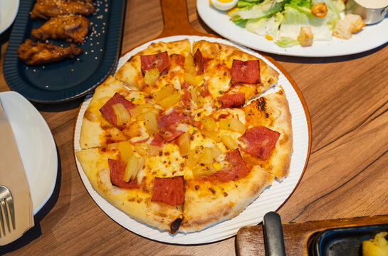 桌上盘子里的披萨