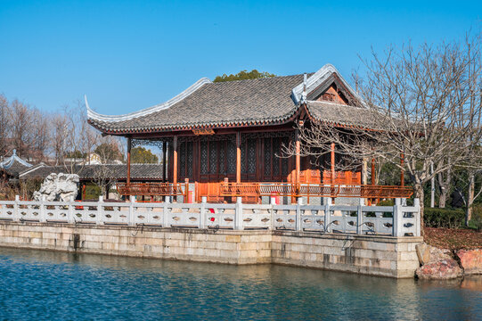 中式园林湖边建筑