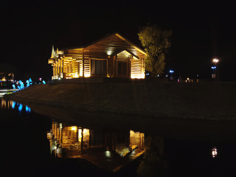 水中倒影木屋夜景