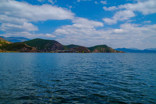 云南泸沽湖景区宁静湖面涟漪