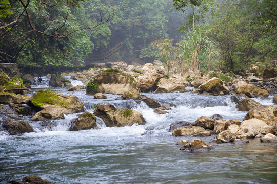 山涧湍急的河流