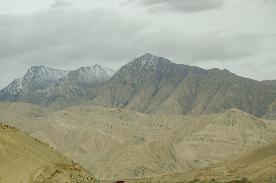 青藏线格尔木大漠戈壁群山叠峦