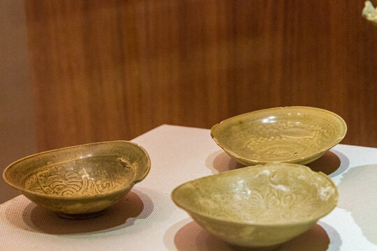菊纹青瓷碗