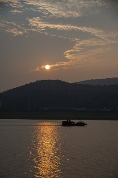 夕阳与渔船