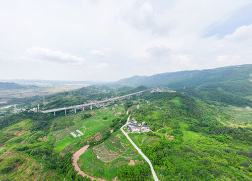 远处的高速公路