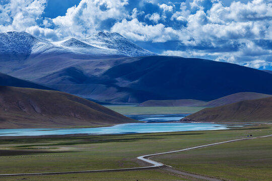 西藏高原草原海子雪山风光