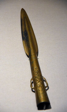 牛鼠纹铜矛