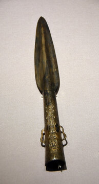 牛鼠纹铜矛