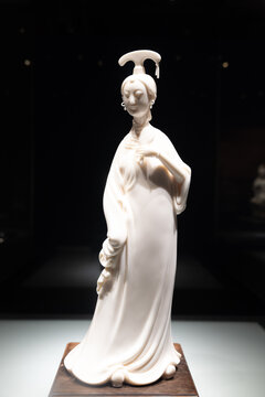 白釉古典女性人物雕塑