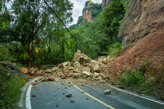 绝壁公路塌方落石