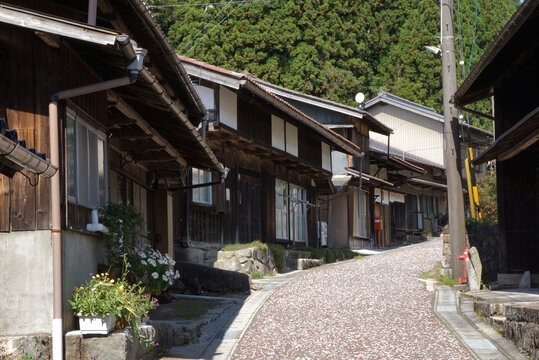 小山村里的石子路