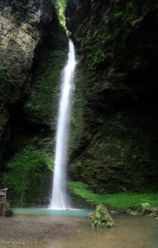 神龙峡瀑布