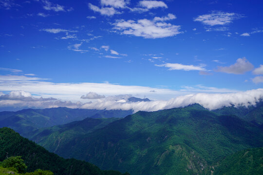 蓝天下的川西高原山景