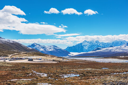 中国西藏格聂神山和草原美景