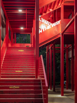 红色钢架梯