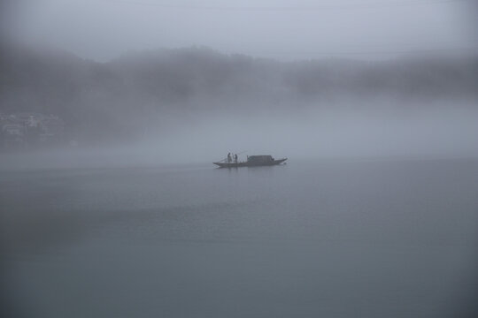 雾中小船