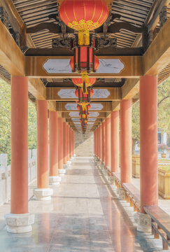柳州文庙中式凉亭里挂着红灯笼